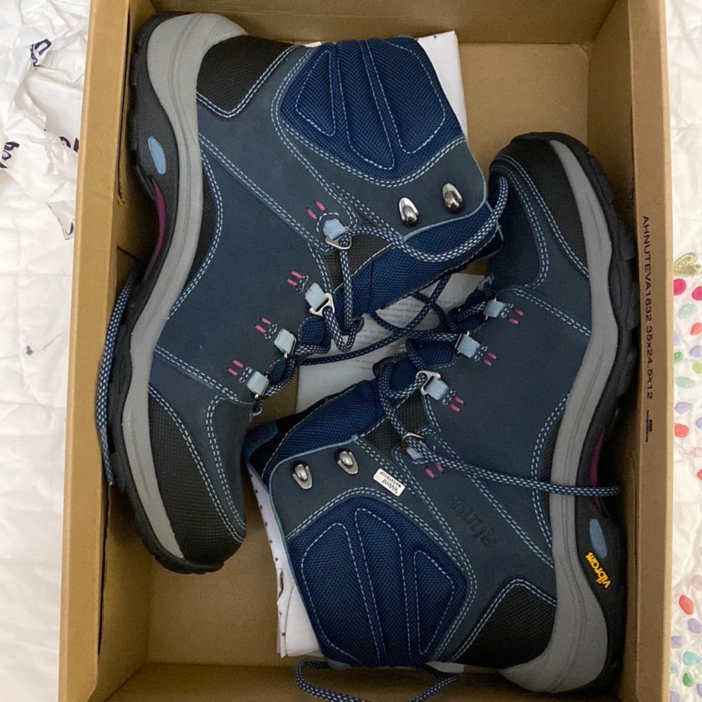 Brand New Ahnu Montara womens hiking boots